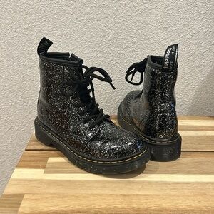 Kids Dr. Martens sparkling glitter silver glossy black bouncing Size 13